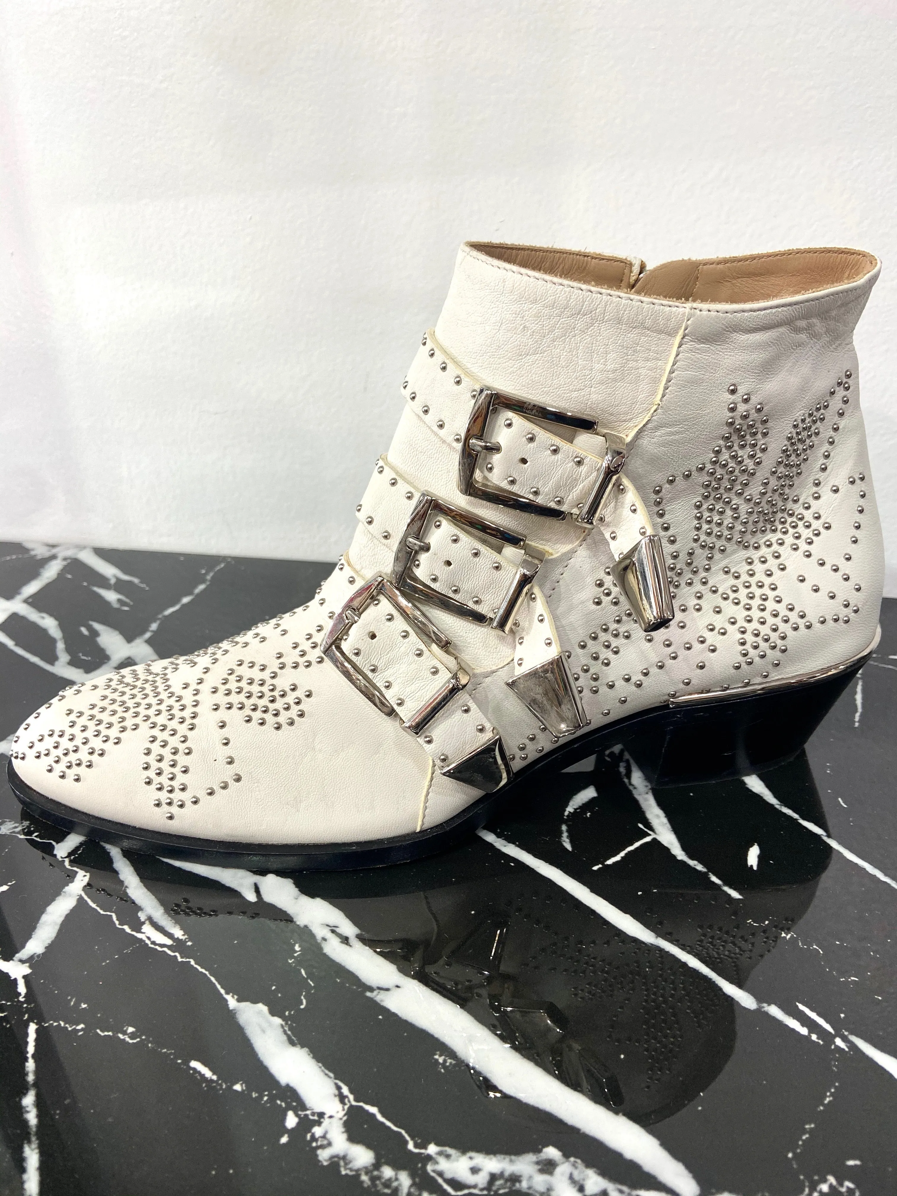 CHLOÉ STUDDED LEATHER SUSANNA ANKLE BOOTIES