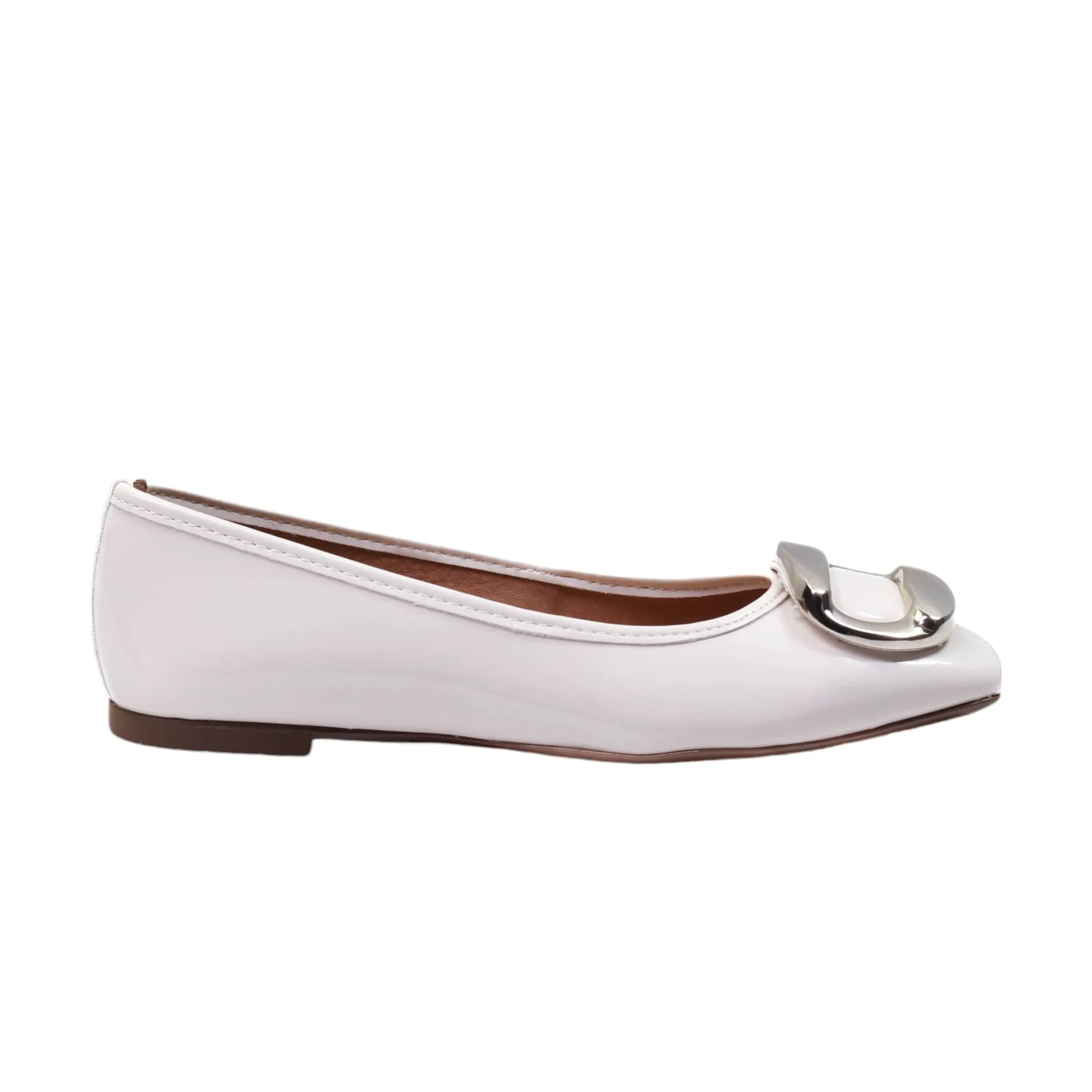 Flats para dama de piel lisa y tacon bajo, herraje frontal