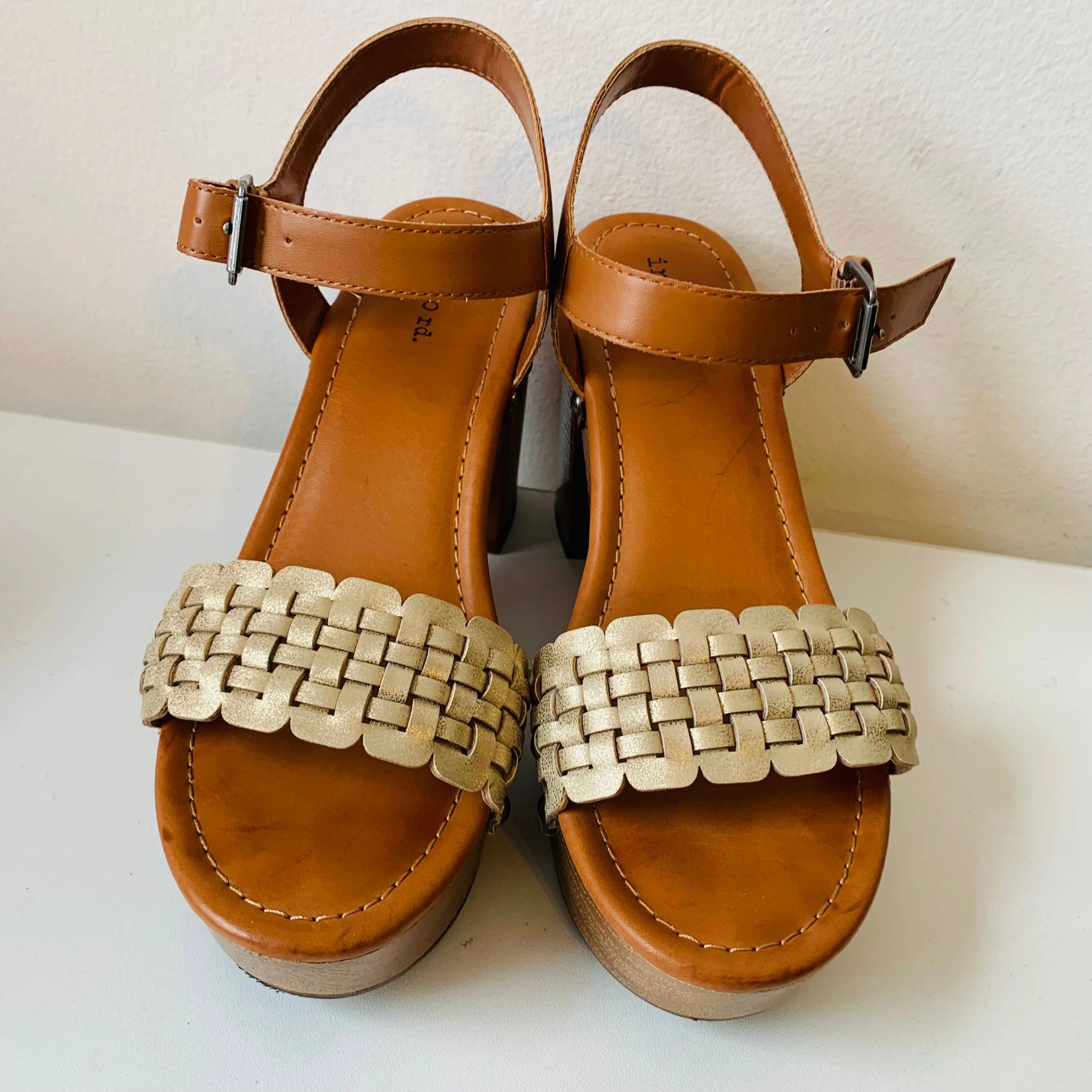 Indigo Rd Daft Wooden Platform Heel Sandals Size 7.5 IDRAFT