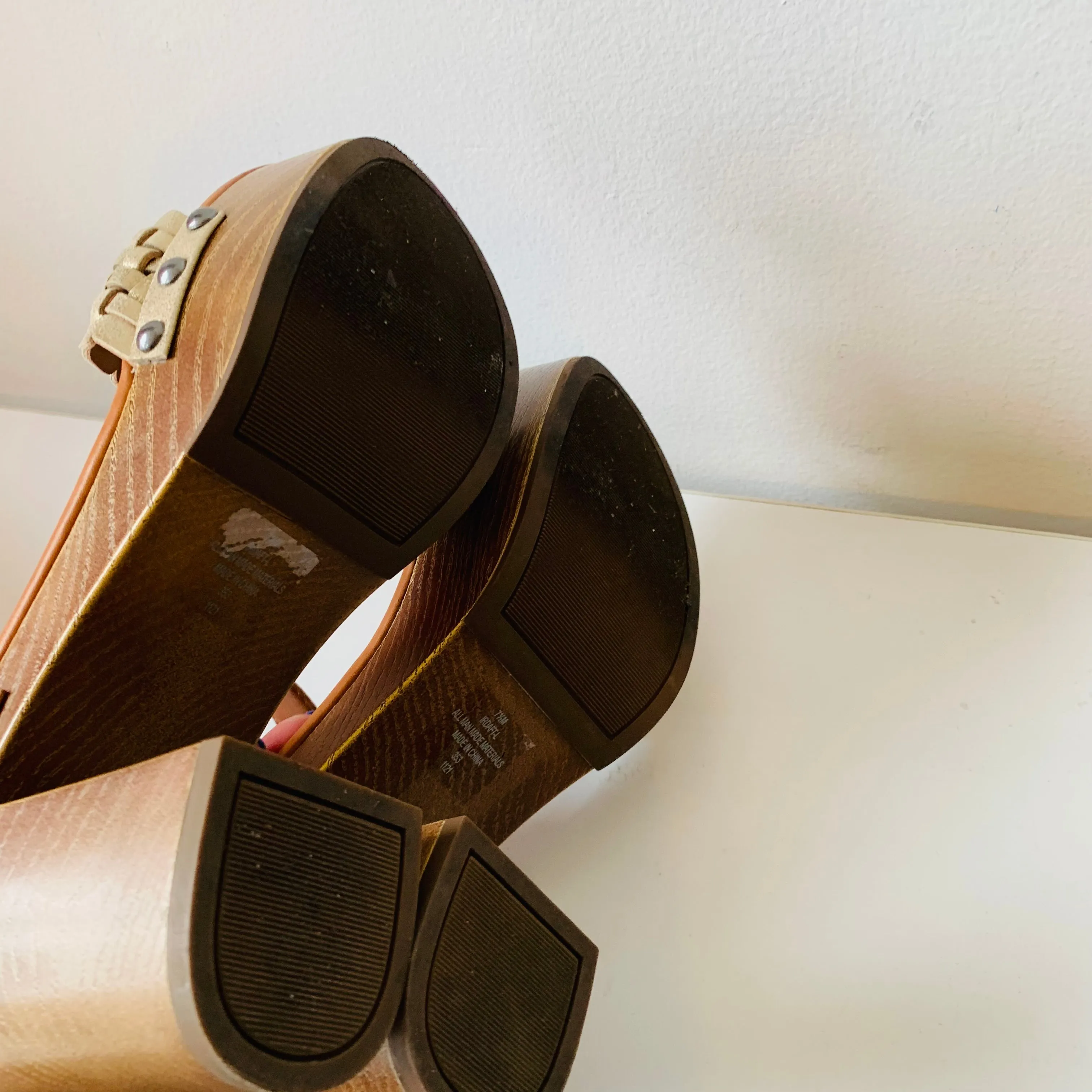 Indigo Rd Daft Wooden Platform Heel Sandals Size 7.5 IDRAFT